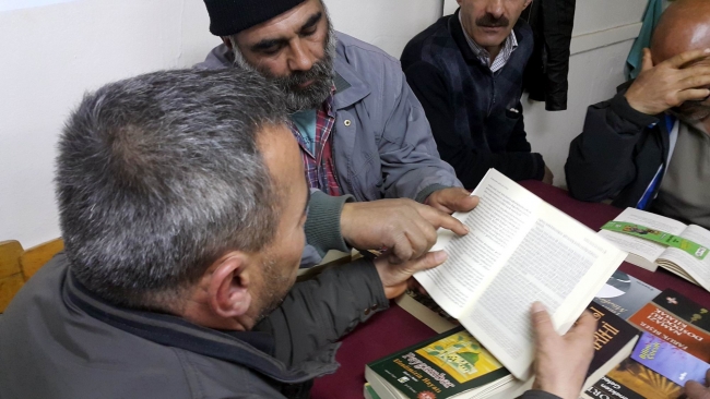 Bu köyde 7'den 77'ye herkes kitap okuyor